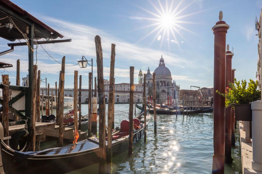 Blick auf Santa Maria della Salute vom Markusplatz aus, Venezia, Venedig, Italien.