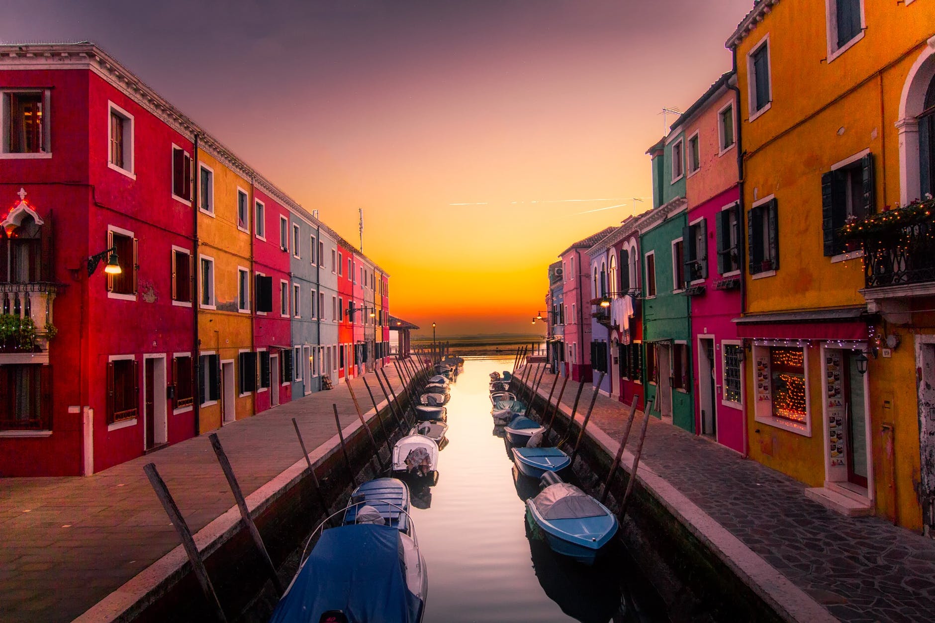 gemacht, ihre Häuser in leuchtenden Neontönen zu streichen, und so sind die bunten Häuser von Burano in der ganzen Welt bekannt. Venedig (Fondamenta Nove) - Insel Murano - Insel Mazzorbo - Insel Torcello - Insel Burano -Treporti - Punta Sabbioni.